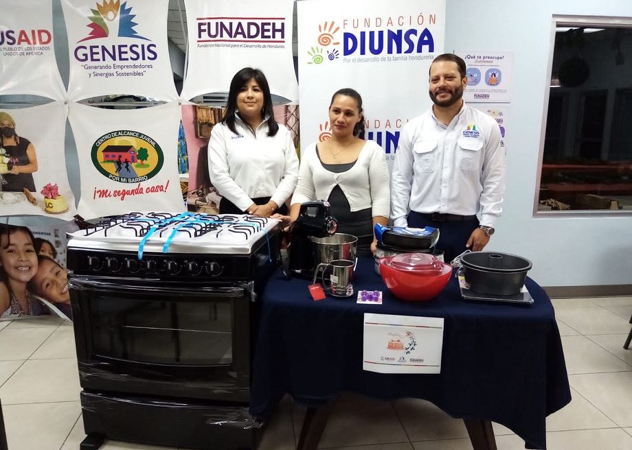 Funadeh en asocio con USAID, a través de su proyecto Genesis y Fundación Diunsa entregan kits de emprendimiento a mujeres