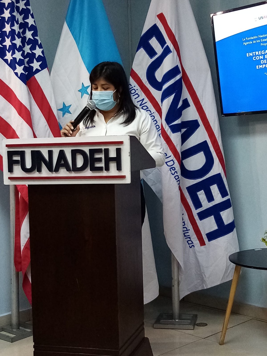 Funadeh en asocio con USAID, a través de su proyecto Genesis y Fundación Diunsa entregan kits de emprendimiento a mujeres 