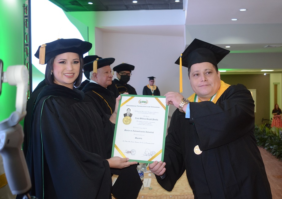 En su quincuagésima graduación: UTH entrega a la sociedad 270 nuevos profesionales