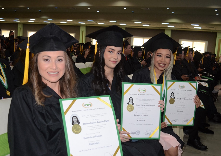 En su quincuagésima graduación UTH entrega a la sociedad 270 nuevos profesionales