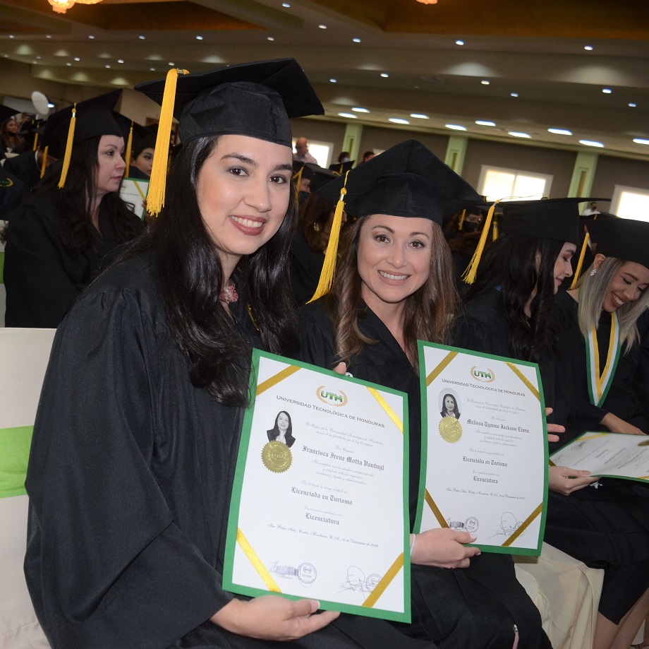 En su quincuagésima graduación UTH entrega a la sociedad 270 nuevos profesionales