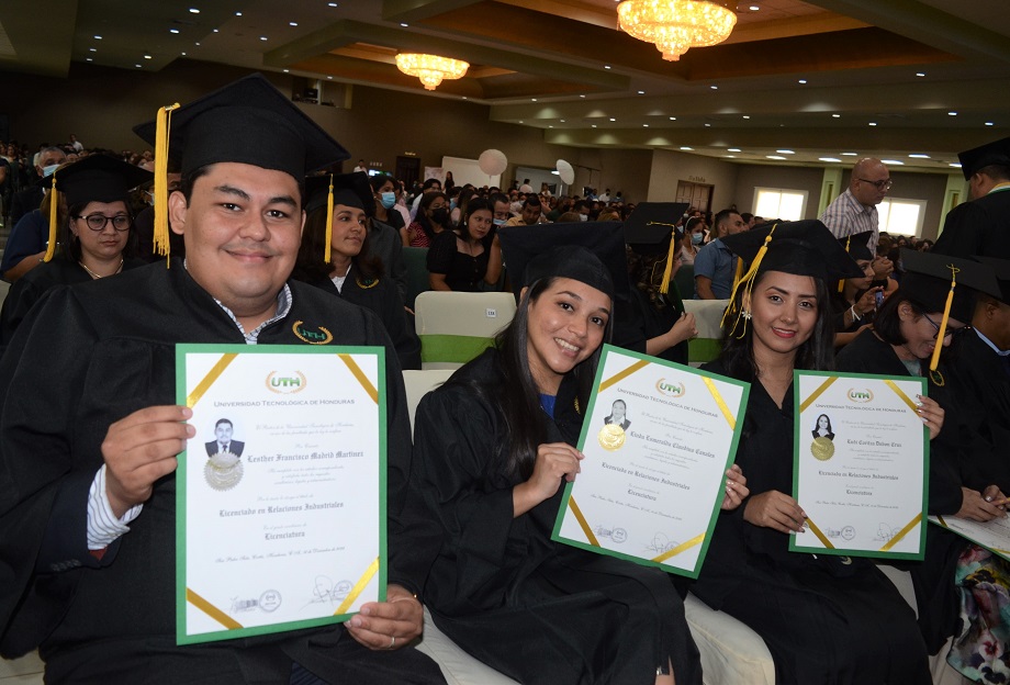 En su quincuagésima graduación UTH entrega a la sociedad 270 nuevos profesionales