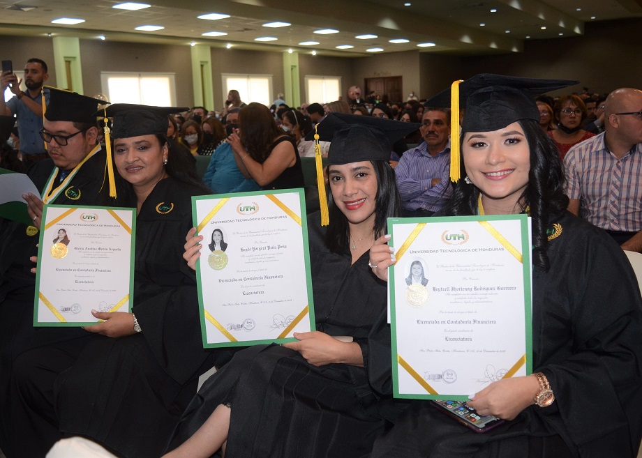 En su quincuagésima graduación UTH entrega a la sociedad 270 nuevos profesionales