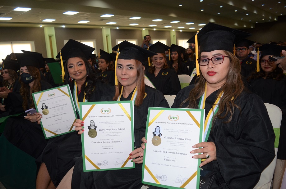 En su quincuagésima graduación UTH entrega a la sociedad 270 nuevos profesionales