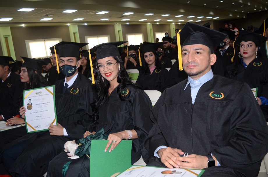 En su quincuagésima graduación UTH entrega a la sociedad 270 nuevos profesionales