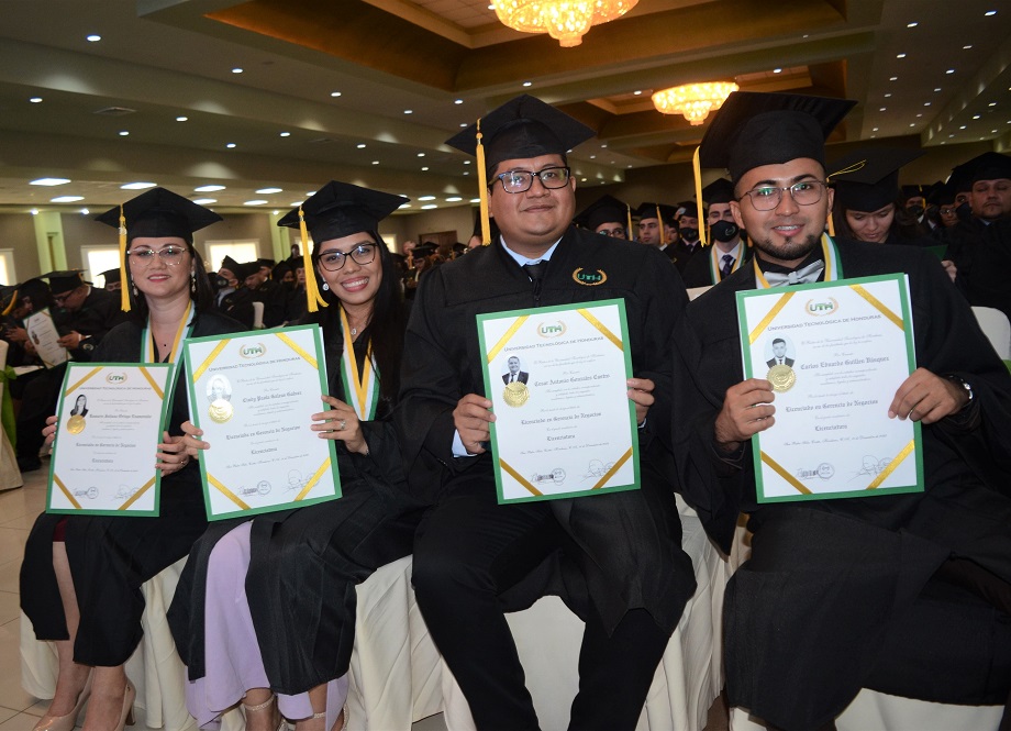 En su quincuagésima graduación UTH entrega a la sociedad 270 nuevos profesionales