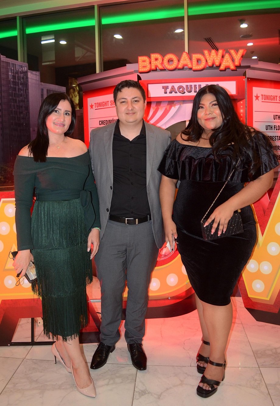 El glamur de Broadway engalanó la fiesta navideña de UTH y su corporativo de financieras