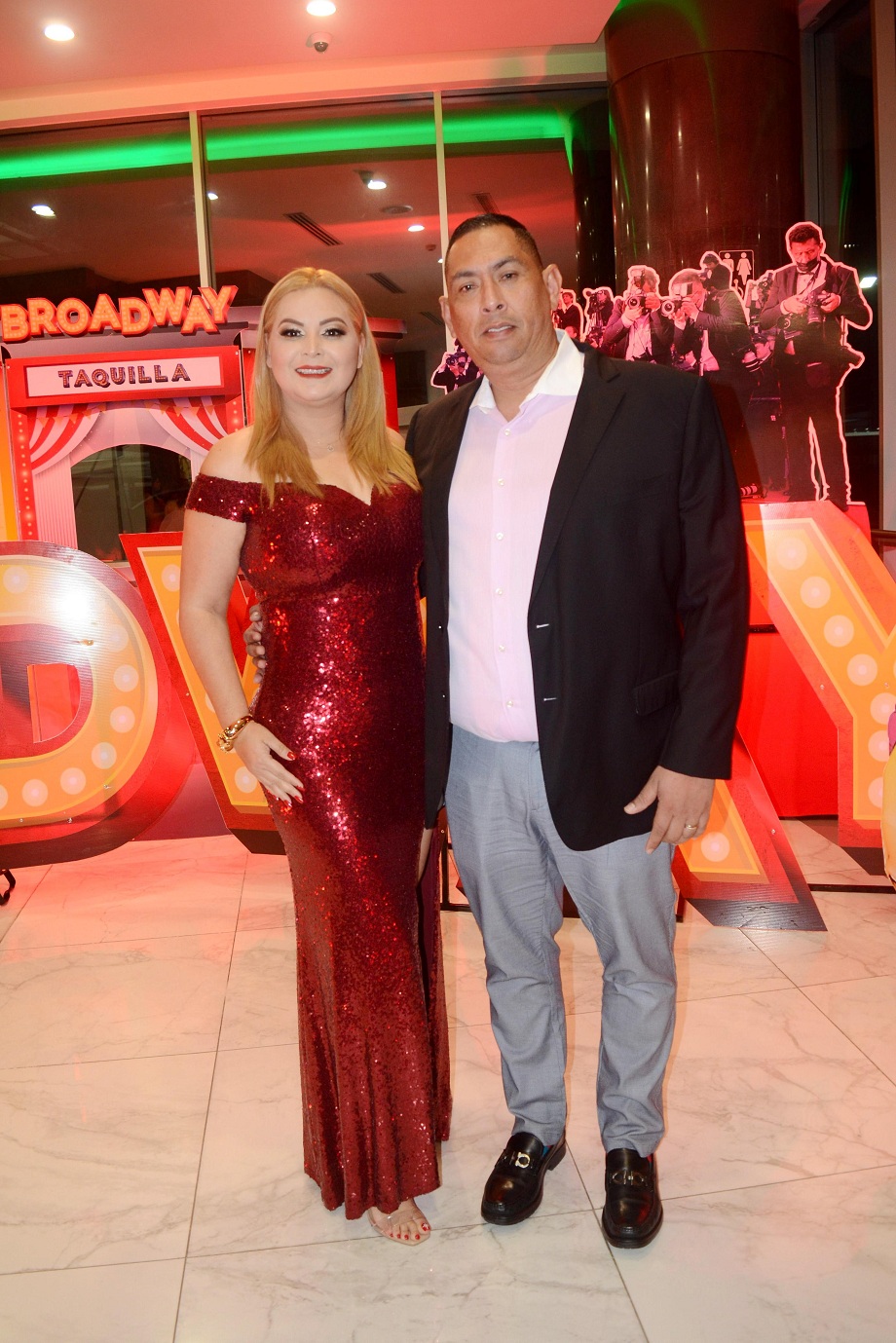 El glamur de Broadway engalanó la fiesta navideña de UTH y su corporativo de financieras