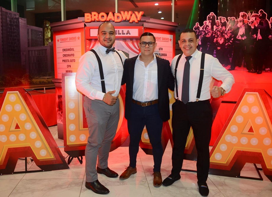 El glamur de Broadway engalanó la fiesta navideña de UTH y su corporativo de financieras