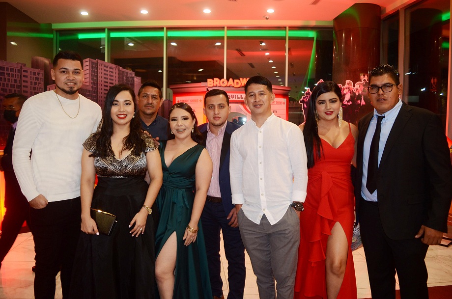El glamur de Broadway engalanó la fiesta navideña de UTH y su corporativo de financieras