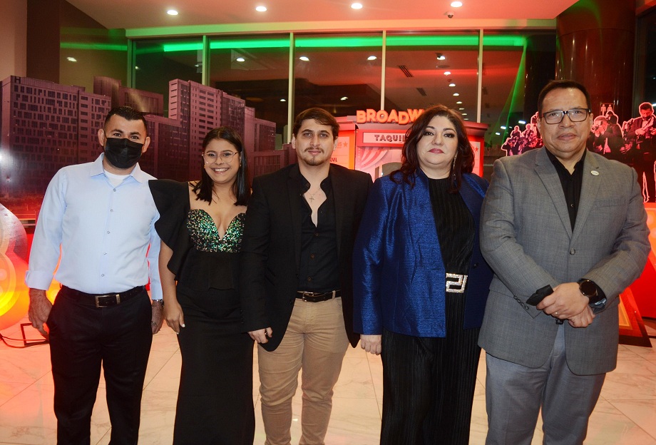 El glamur de Broadway engalanó la fiesta navideña de UTH y su corporativo de financieras