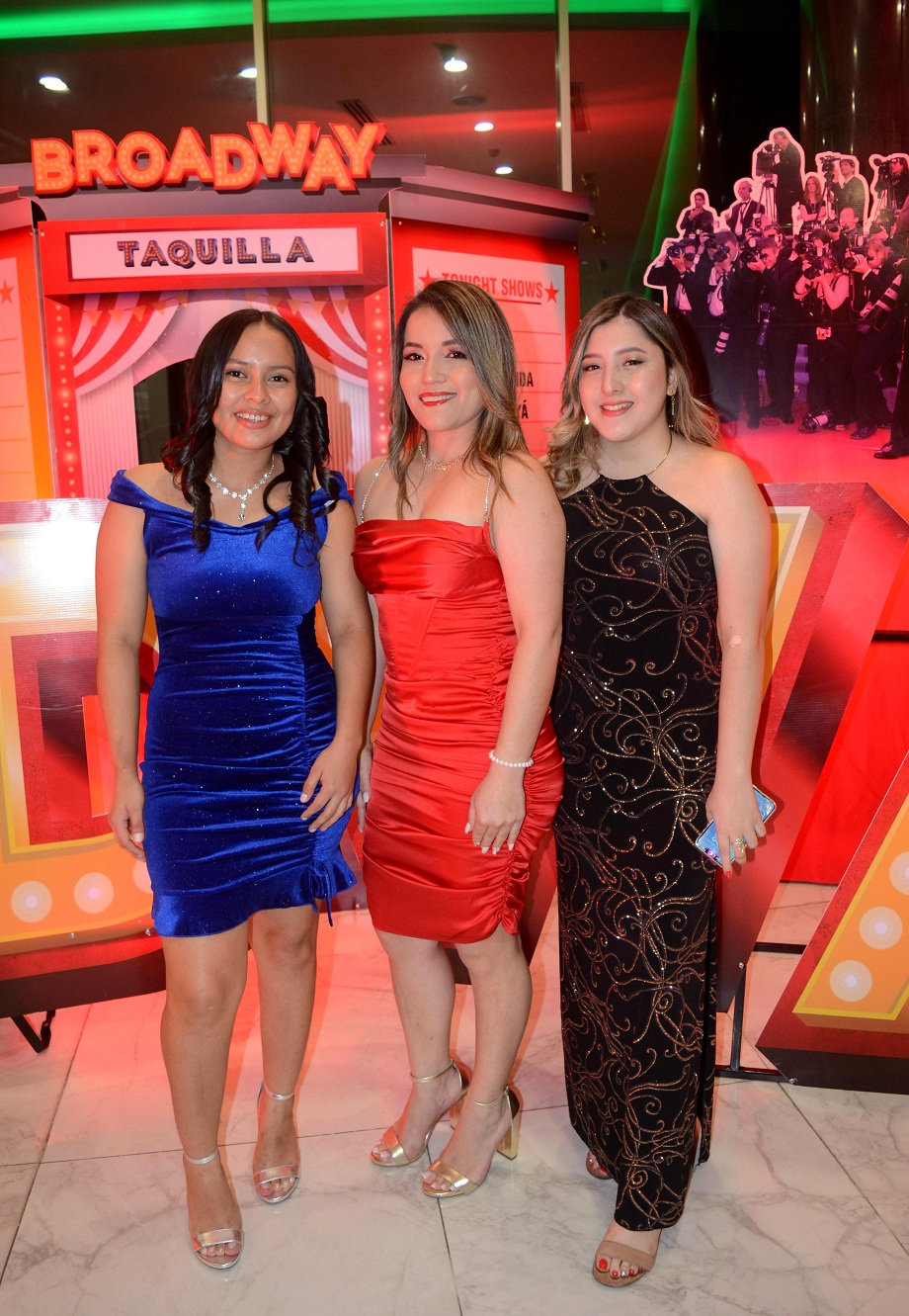 El glamur de Broadway engalanó la fiesta navideña de UTH y su corporativo de financieras