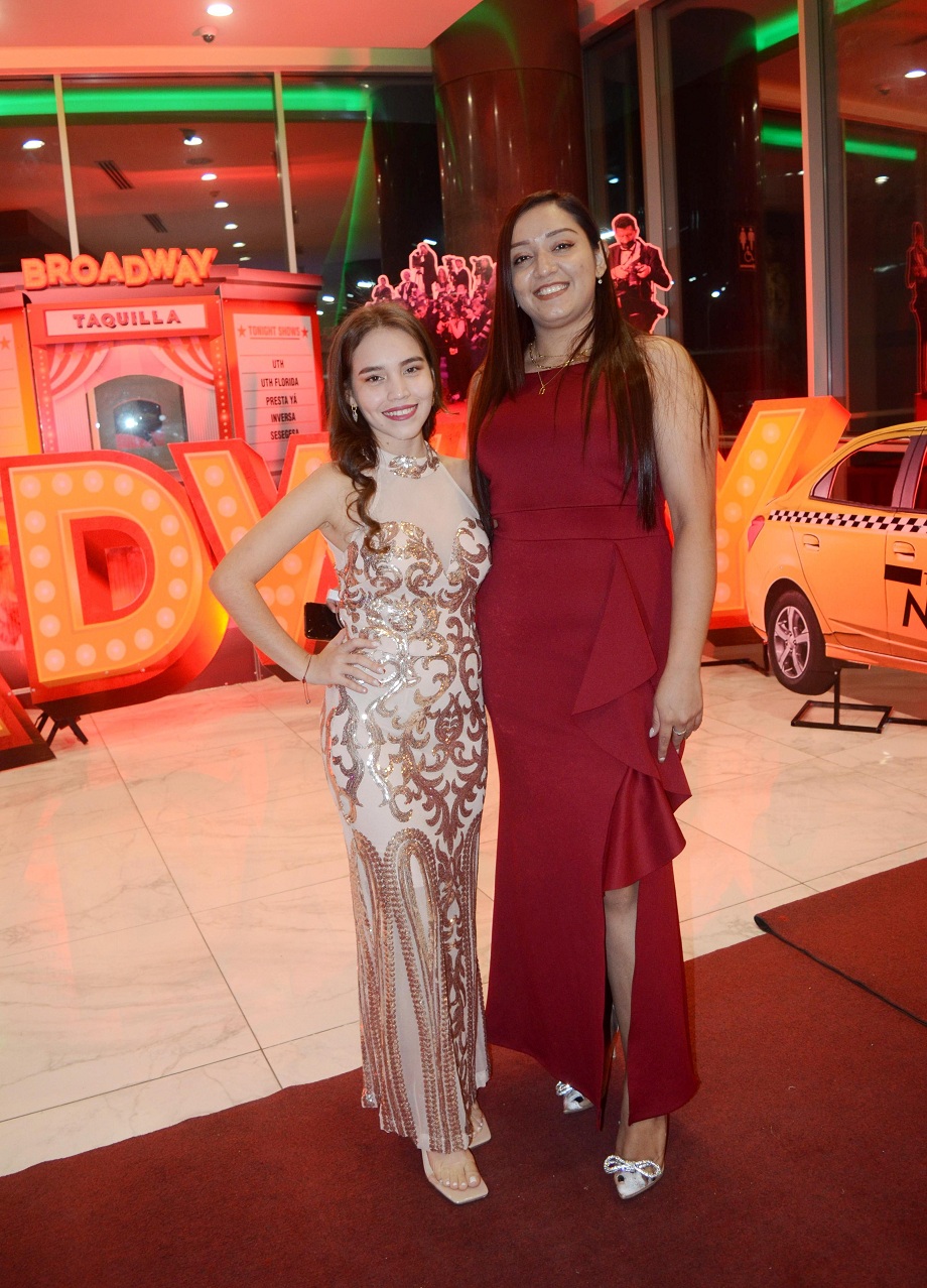 El glamur de Broadway engalanó la fiesta navideña de UTH y su corporativo de financieras