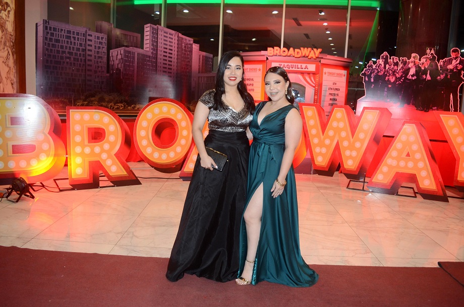 El glamur de Broadway engalanó la fiesta navideña de UTH y su corporativo de financieras