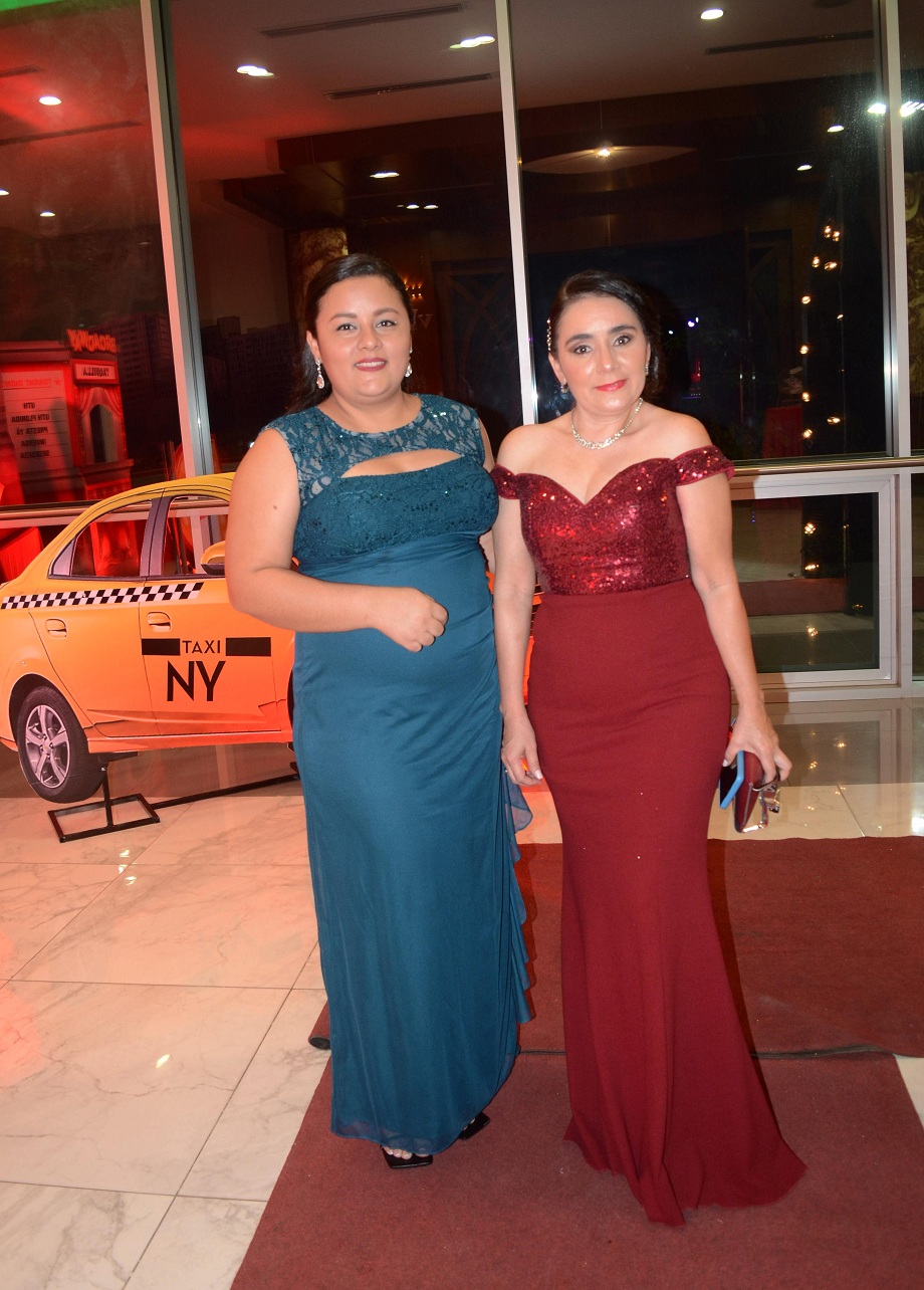 El glamur de Broadway engalanó la fiesta navideña de UTH y su corporativo de financieras