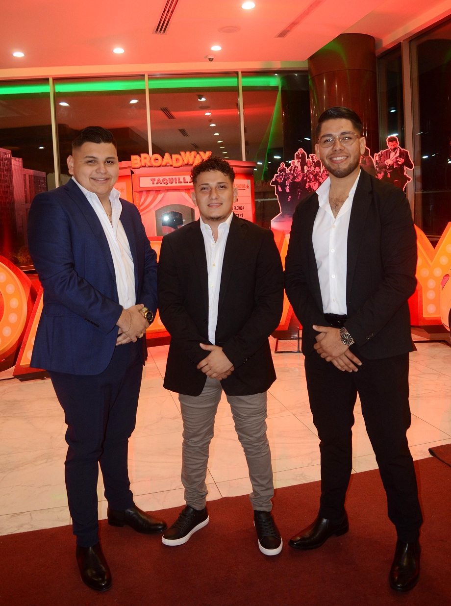 El glamur de Broadway engalanó la fiesta navideña de UTH y su corporativo de financieras