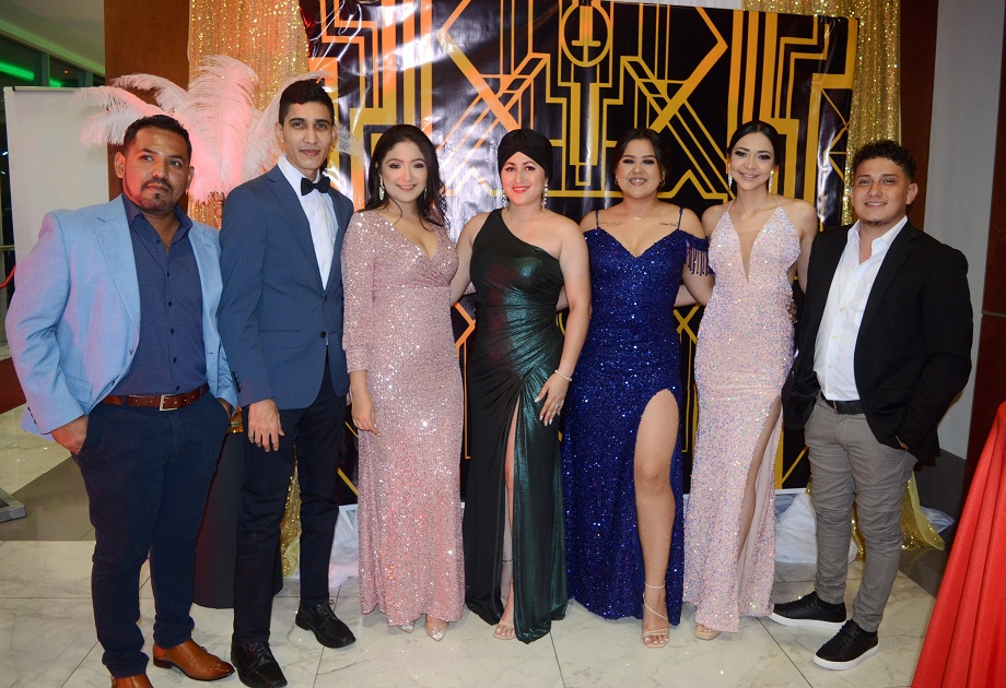 El glamur de Broadway engalanó la fiesta navideña de UTH y su corporativo de financieras