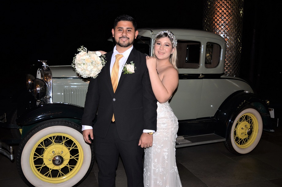 Felices y enamorados se unen en matrimonio Juan Carlos Henríquez y Laura Orellana