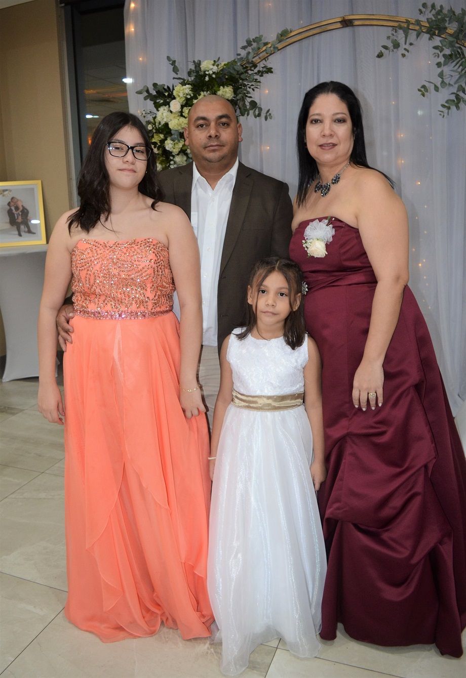 Felices y enamorados se unen en matrimonio Juan Carlos Henríquez y Laura Orellana