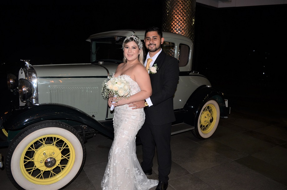 Felices y enamorados se unen en matrimonio Juan Carlos Henríquez y Laura Orellana