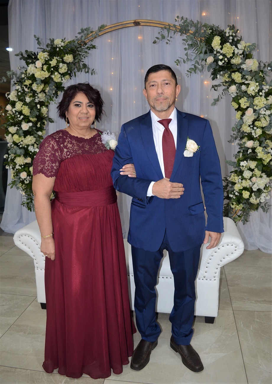 Felices y enamorados se unen en matrimonio Juan Carlos Henríquez y Laura Orellana