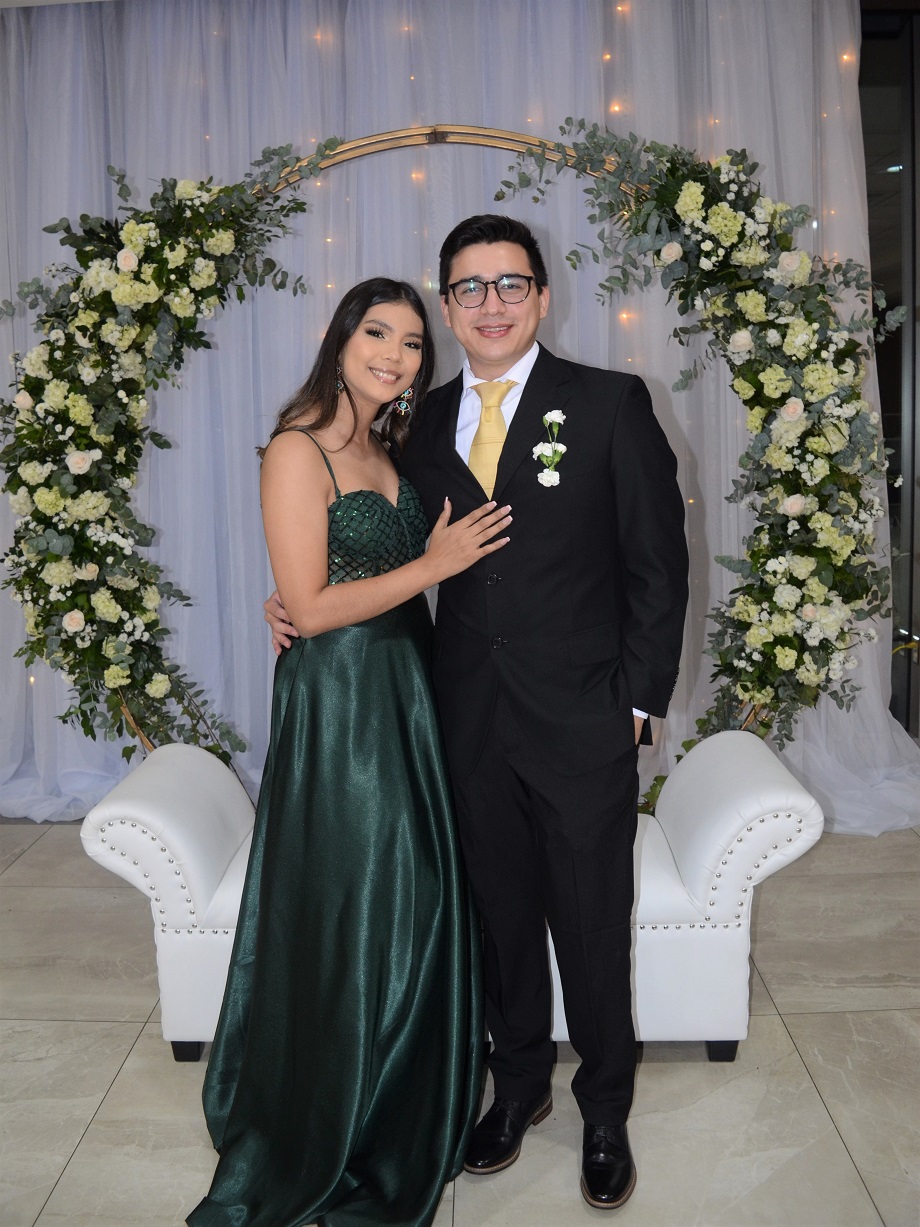 Felices y enamorados se unen en matrimonio Juan Carlos Henríquez y Laura Orellana