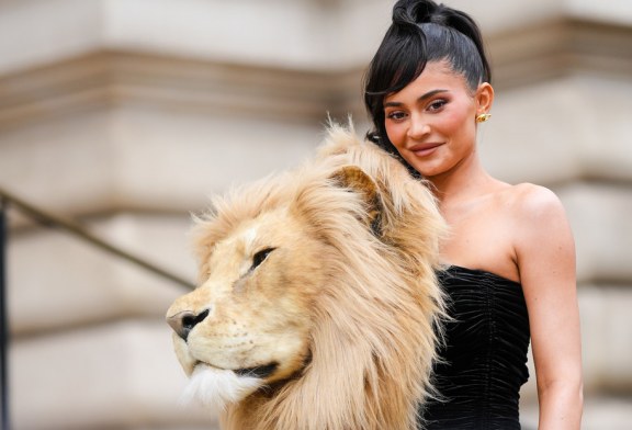 Kylie Jenner desata revuelo tras lucir una cabeza de león en la Semana de la Moda de París