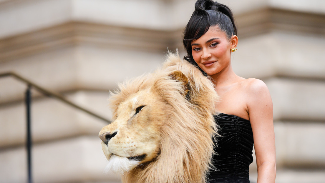 Kylie Jenner desata revuelo tras lucir una cabeza de león en la Semana de la Moda de París