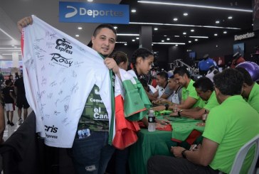 Club Deportivo Marathón firma autógrafos a su afición en Diunsa Universal