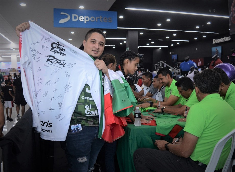 Club Deportivo Marathón firma autógrafos a su afición en Diunsa Universal