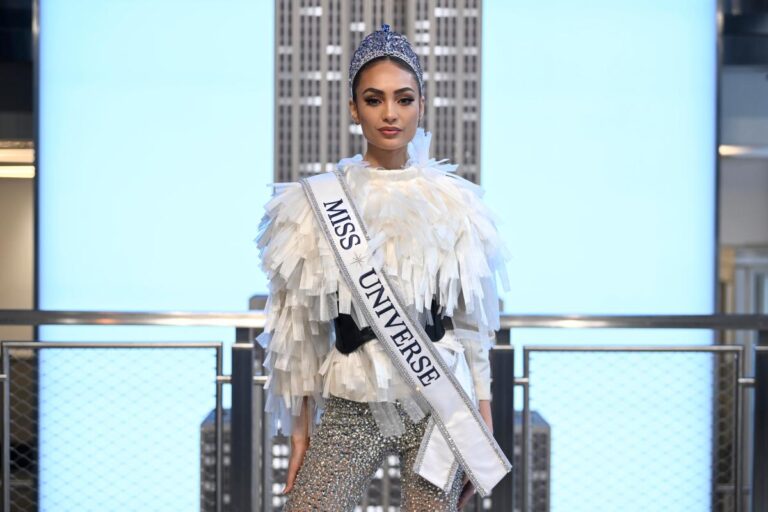 Miss Universo renuncia a su corona como Estados Unidos y ya tiene reemplazo