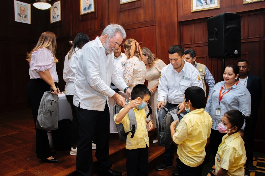 Al menos 15 mil escolares de 40 centros educativos públicos serán beneficiados con útiles escolares gratis en SPS