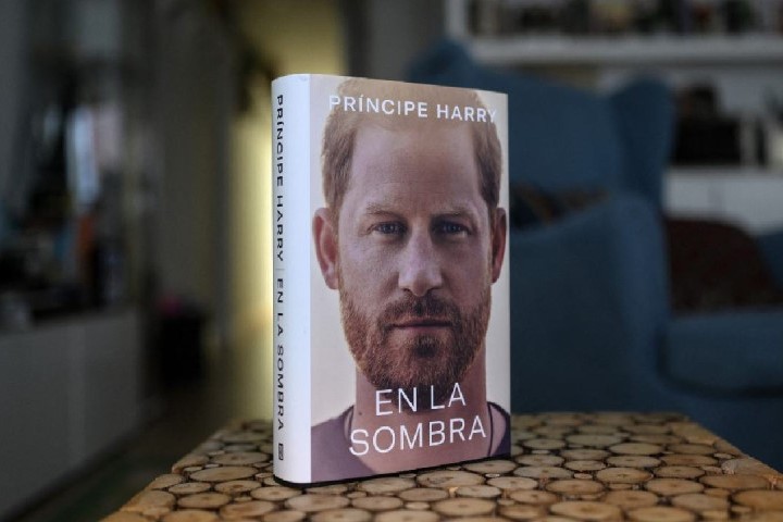 Sale a la venta polémico libro de memorias del príncipe Harry que preocupa a la corona británica