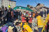 Rescatan a un niño turco que permaneció 55 horas entre los escombros con su loro