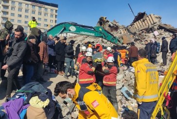 Rescatan a un niño turco que permaneció 55 horas entre los escombros con su loro