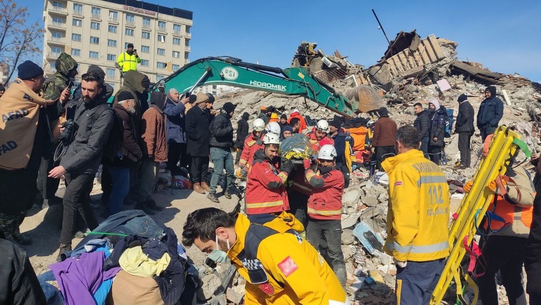 Rescatan a un niño turco que permaneció 55 horas entre los escombros con su loro