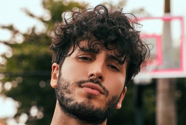 VIDEO Sebastián Yatra eleva la temperatura al dejarse ver como Dios lo trajo al mundo en la playa