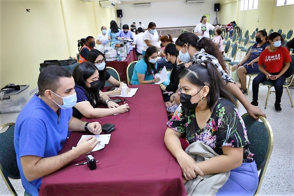 UTH festeja el mes del amor y la amistad llevando salud a la comunidad