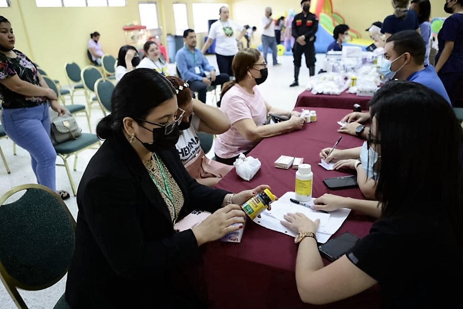 UTH festeja el mes del amor y la amistad llevando salud a la comunidad
