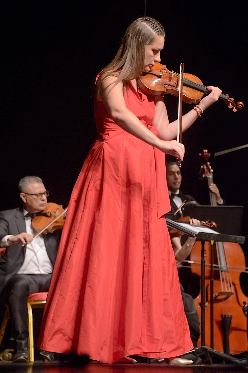 Elena Mikhailova encantó a los sampedranos con su violín 