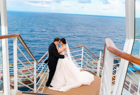 Víctor Bendeck y Brenda Palada celebran su boda a bordo de un crucero en el caribe