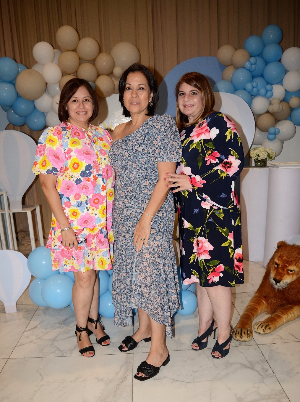 Globos aerostáticos y animalitos en el baby shower dedicado a Elena Flores-Gómez de Zelaya