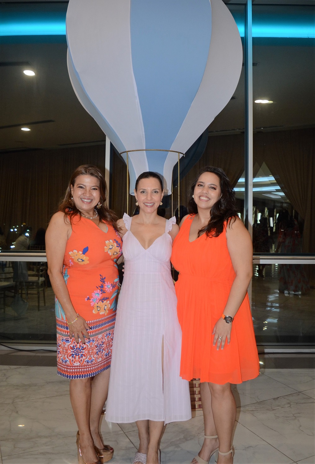 Globos aerostáticos y animalitos en el baby shower dedicado a Elena Flores-Gómez de Zelaya