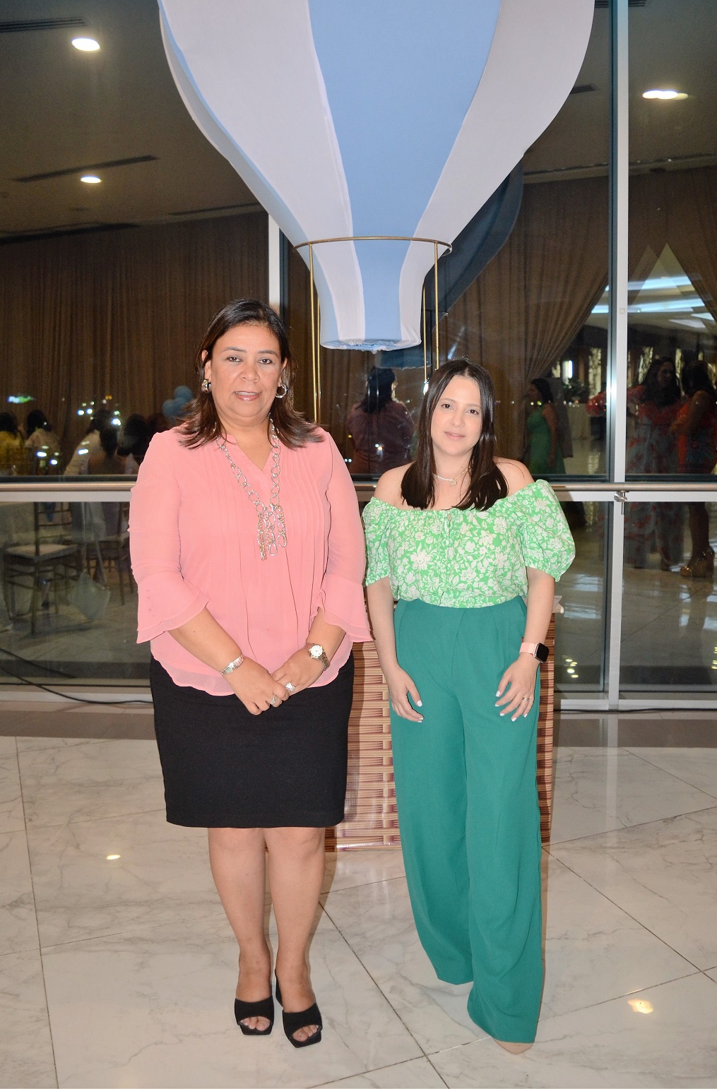 Globos aerostáticos y animalitos en el baby shower dedicado a Elena Flores-Gómez de Zelaya
