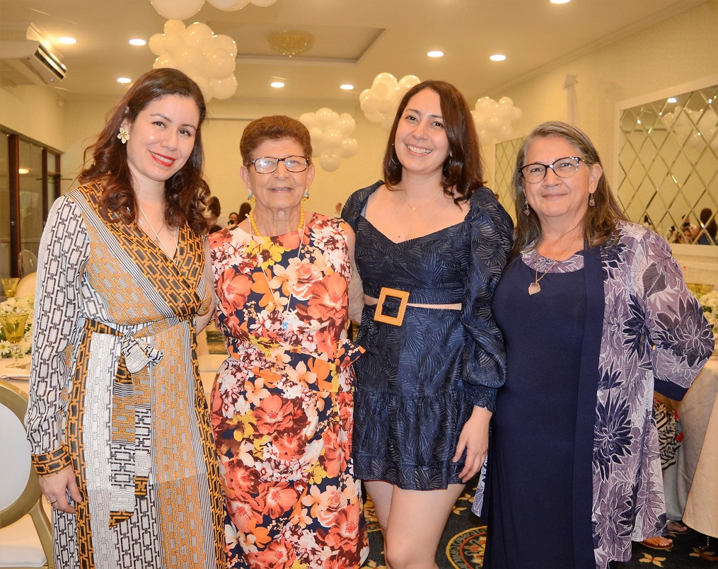 Divertida fiesta maternal en honor a Susana Carrasco de Guerra