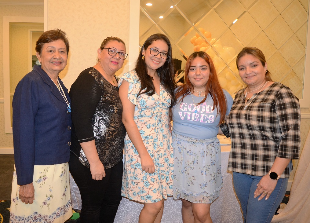 Divertida fiesta maternal en honor a Susana Carrasco de Guerra