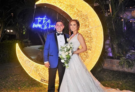 Bajo la luna y las estrellas se dan el “Sí acepto” Melanie Casanova y Daniel Vallecillo