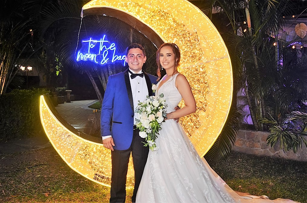 Bajo la luna y las estrellas se dan el “Sí acepto” Melanie Casanova y Daniel Vallecillo