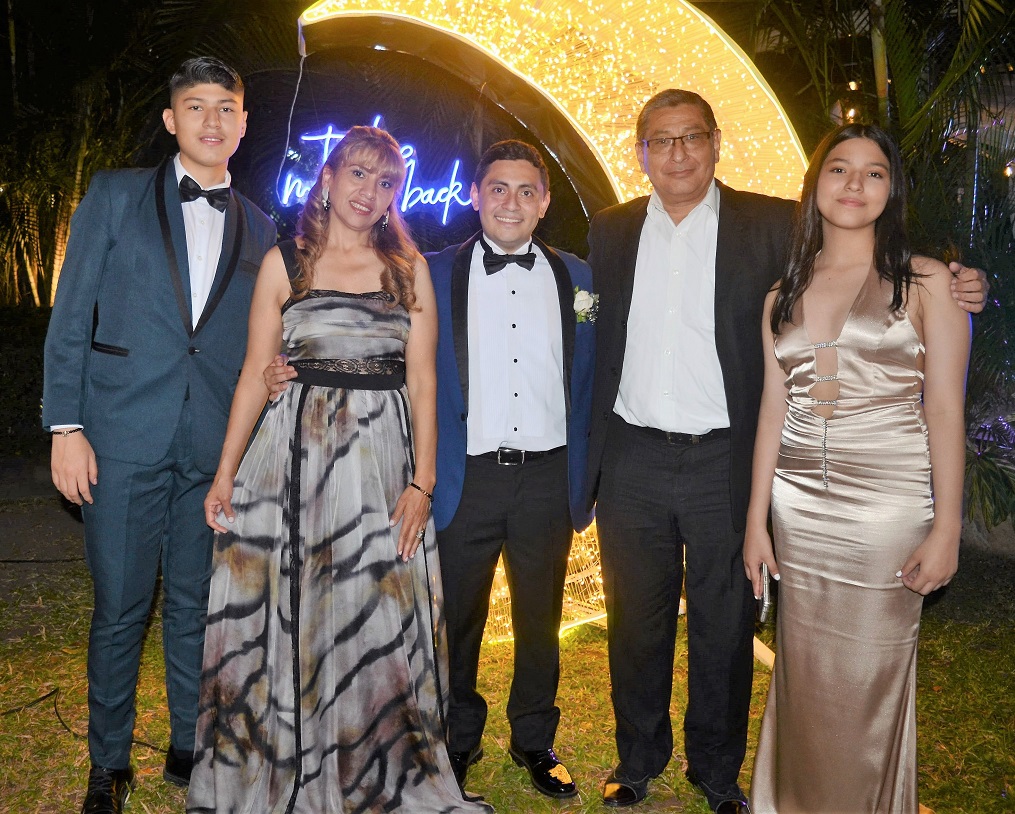 Bajo la luna y las estrellas se dan el “Sí acepto” Melanie Casanova y Daniel Vallecillo