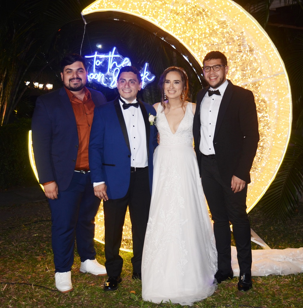 Bajo la luna y las estrellas se dan el “Sí acepto” Melanie Casanova y Daniel Vallecillo